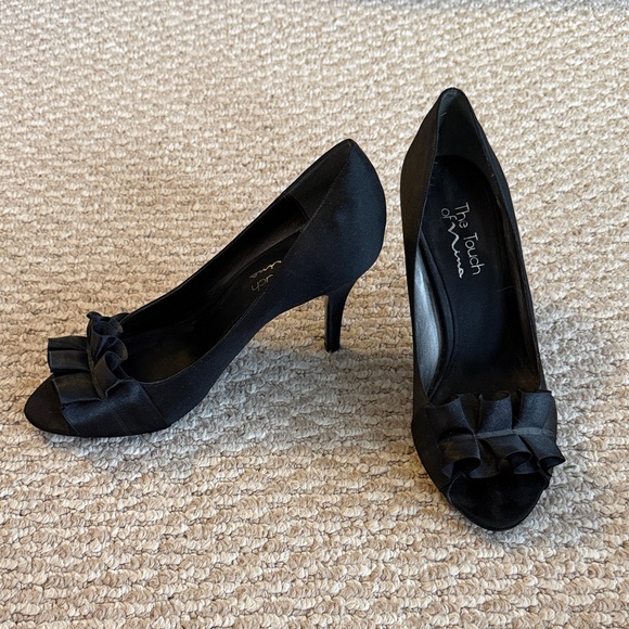 Touch of Nina Elegant Black Ruffle Heels - Picture 2 of 3